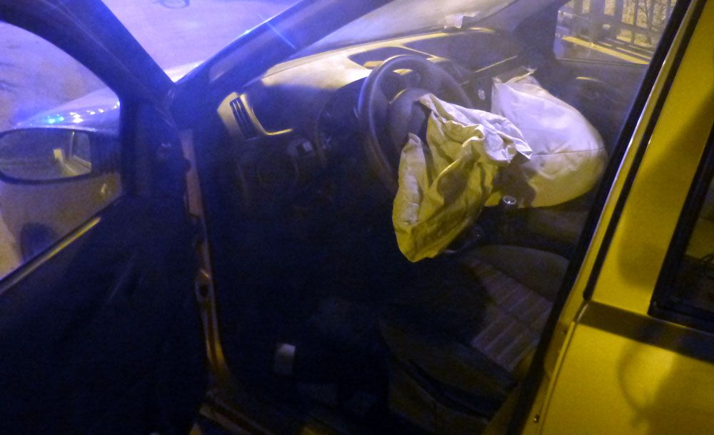 Autovettura incidentata con airbag esplosi