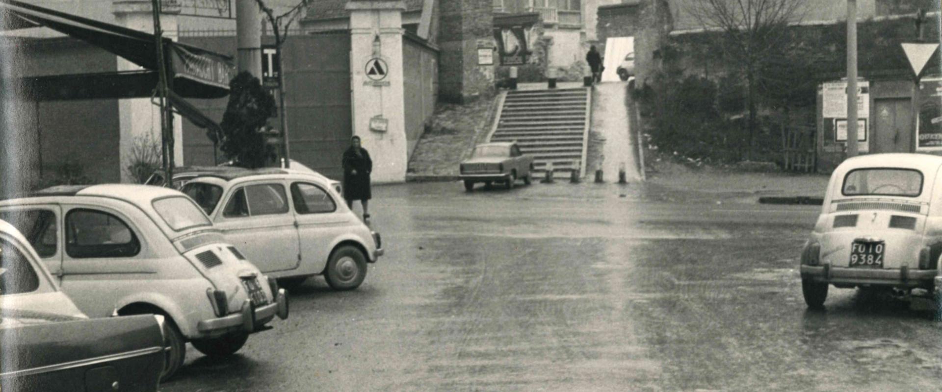 immagine della scalinata che collega la via Circonvallazione Occidentale con la via D'Azeglio ( 1969 ) ripresa dalla via Ceccarelli. Sullo sfondo l'Istituto Maccolini