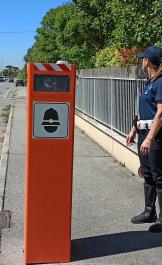 Dissuasore di velocità presidiato da una pattuglia della Polizia Locale di Rimini