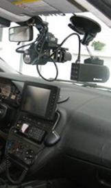 Cruscotto dell'autovettura della Polizia Locale con rilevatore di velocità Scout Speed