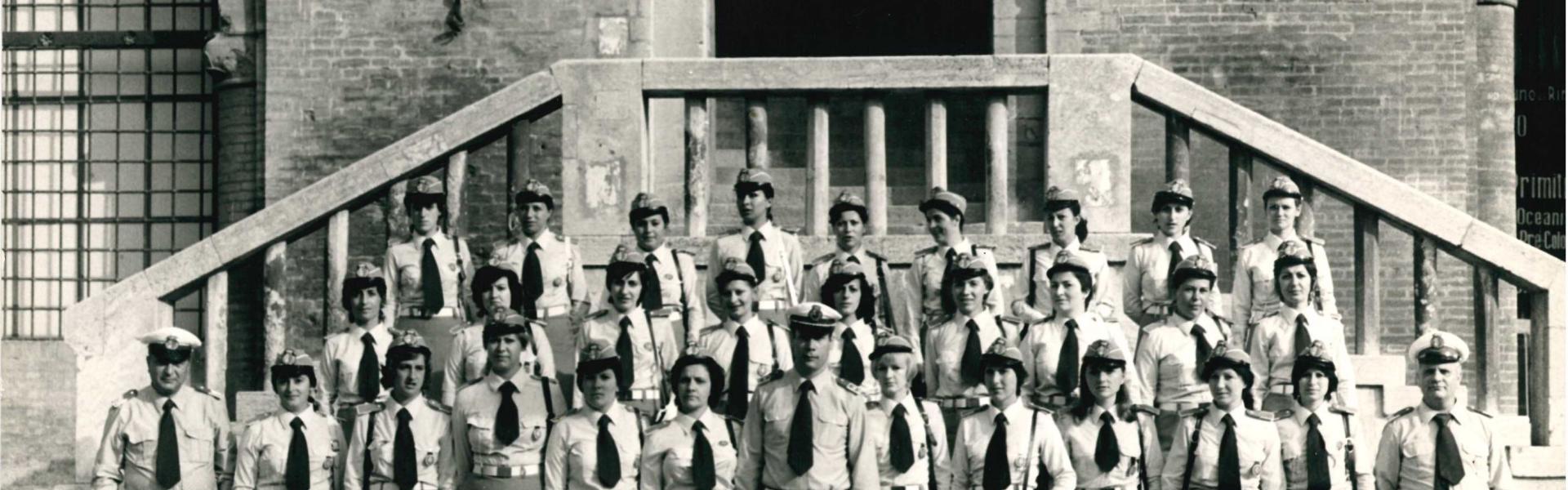 Agosto 1973. Immagine di gruppo delle Vigilesse in servizio nel Corpo dei Vigili Urbani del Comune di Rimini in posa davanti alla scalinata del Palazzo dell'Arengo