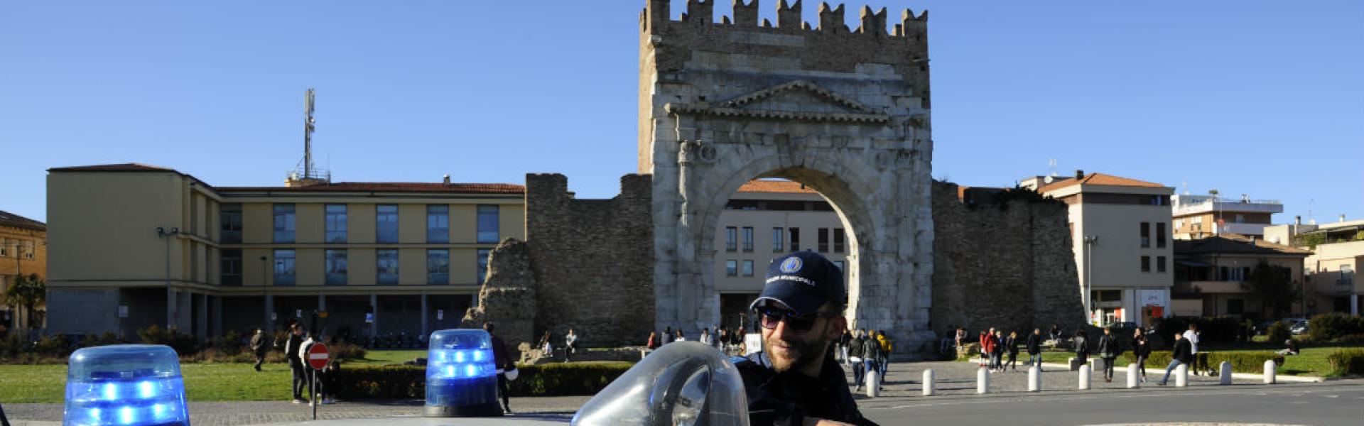 Arco di Augusto con agente di Polizia Municipale di Rimini
