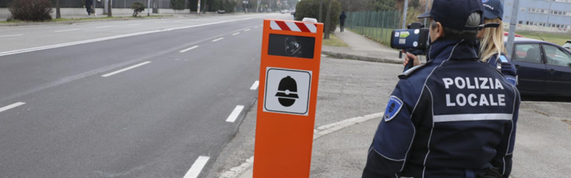 Dissuasore di velocità presidiato da una pattuglia della Polizia Locale di Rimini