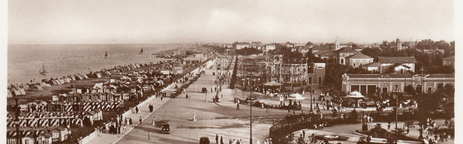 Veduta panoramica del Lungomare di Rimini all'altezza del Kursal. Cartolina non viaggiata.1935 