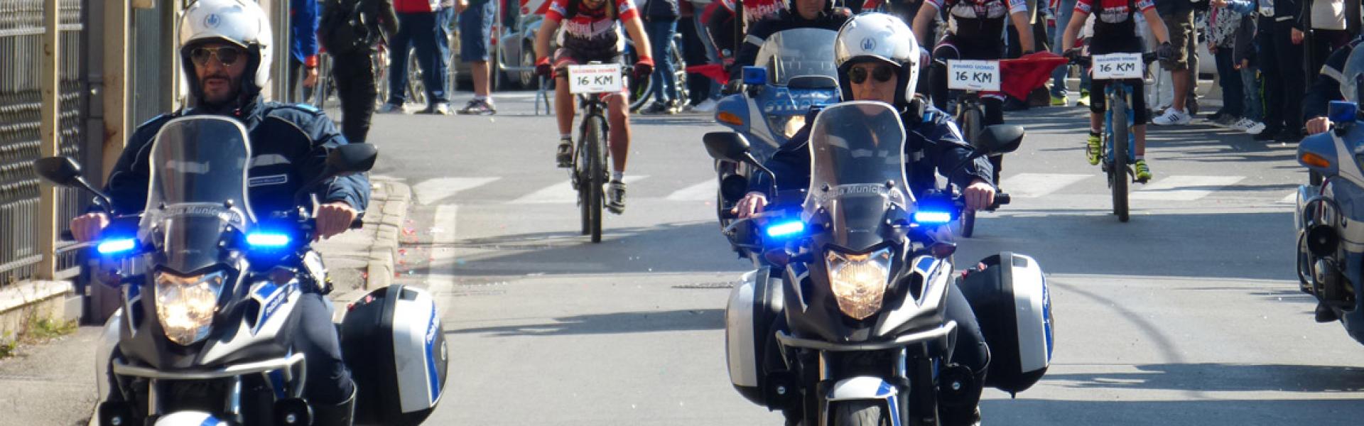 Motociclisti della Polizia Municipale di Rimini scortano una competizione sportiva