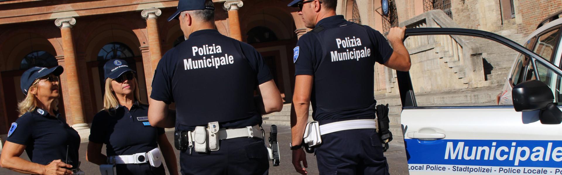 4 agenti della Polizia Municipale presidiano la piazza principale