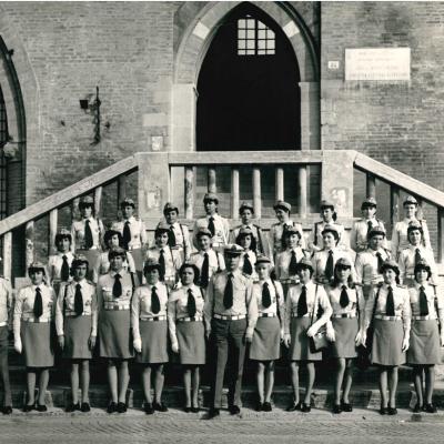 Agosto 1973. Immagine di gruppo delle Vigilesse in servizio nel Corpo dei Vigili Urbani del Comune di Rimini in posa davanti alla scalinata del Palazzo dell'Arengo