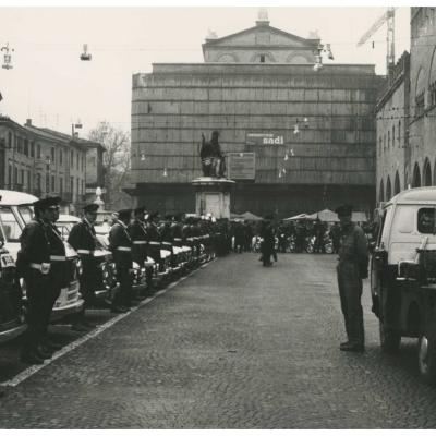20 gennaio 1973. Il Corpo dei Vigili Urbani schierato in piazza Cavour. Sullo sfondo il teatro Galli racchiuso dalle impalcature