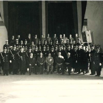 Foto di gruppo dei Vigili Urbani di Rimini in occasione della festa di San Sebastiano nel 1959 nella sala dell'Arengo nel Palazzo del Podestà 