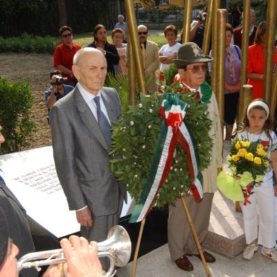2006 - inaugurazione del monumento alle vittime dei Lager Nazisti in viale Madrid. Il Vigile Tamburini assieme a Maresciallo in pensione Renato Ricci sostengono la corona dell'ENAI davanti al monumento. Alla sinistra il Sindaco Ravaioli  