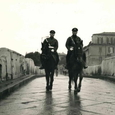 I Vigili Luigi Corbelli e Aldo Trovanelli in servizio a cavallo durante le domeniche senza auto sul ponte di Tiberio. Sullo sfondo viale Tiberio con alcuni pedoni