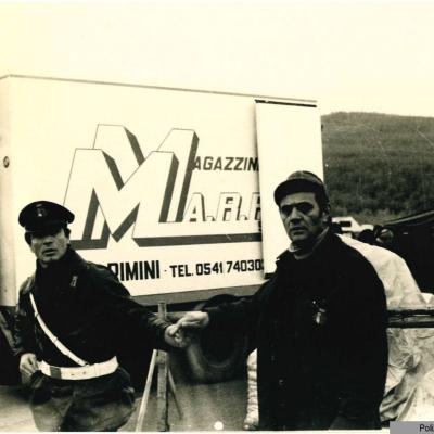 immagine dei Vigili Urbani Alberto Astolfi detto Bertino e Alberto De Carli al campo base di Baragiano Scalo. Sul retro un furgone della Marr per il trasporto dei viveri