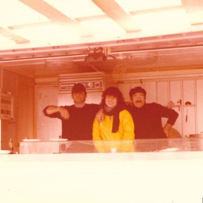 Immagine di tre cuochi volontari all'interno del furgone con la cucina mobile per fornire pasti caldi alle popolazioni terremotate in Irpinia nel 1980. In particolare a Baragiano scalo  