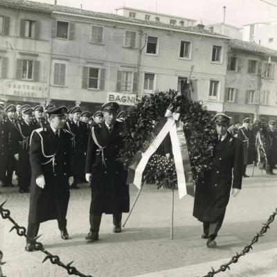Deposizione della corona da parte di due Vigili Urbani al monumento in onore ai Caduti per la libertà in piazza Tre Martiri - foto di Davide Minghini