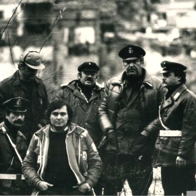 immagine di un gruppo di persone tra le quali si distinguono 3 Vigili Urbanidel Comune di Rimini e 3 volontari partiti in soccorso alle popolazioni terremotate in Irpinia nel 1980 