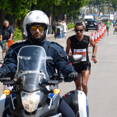 Motociclisti della Polizia Municipale che scorta una maratona