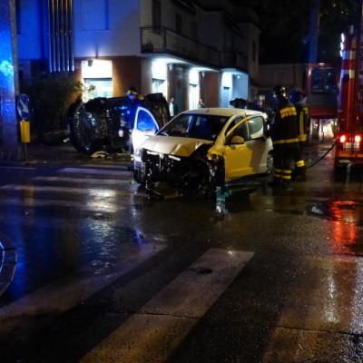 Incidente stradale a Rimini con ribaltamento di un veicolo - Intervengono Polizia Municipale, vigili del Fuoco e Ambulanze.