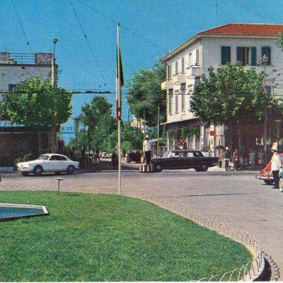 1968 immagine di piazzale Gondar direzione viale Rimembranze. Un Vigile Urbano sulla pedana, al centro dell'intersezione, dirige il traffico, un secondo Vigile a lato della Piazza blocca le auto provenienti dall'altra corrente di traffico.  