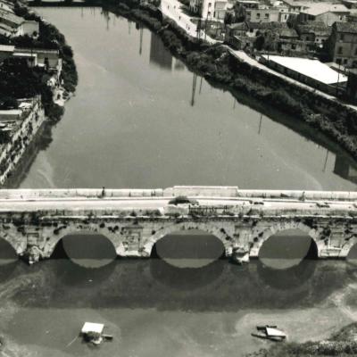 foto aerea del ponte di Tiberio, dell'invaso e del canale senza le banchine. Sulla destra della foto si intravede la garitta del Vigile Urbano in servizio sul Ponte 