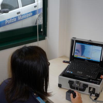 Operatore della Polizia Municipale di Rimini analizza un documento