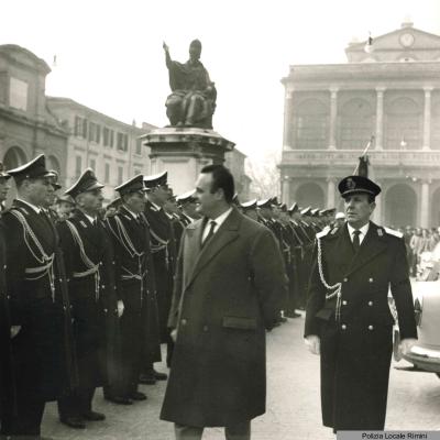 Il Sindaco Walter Ceccaroni con il Comandante Nataloni passano in rassegna il Corpo schierato dei V.V.U.U. in piazza Cavour. Foto di Davide Minghini