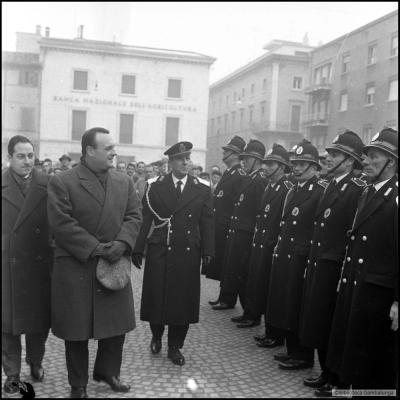 Immagine rappresentante il Sindaco Walter Ceccaroni con il Comandante teodoro Nataloni passano in rassegna il Corpo dei Vigili Urbani schierato in piazza Cavour 