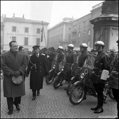 Immagine del Sindaco Walter Ceccaroni con il Comandante Nataloni che passa in rassegna i motociclisti del Corpo dei Vigili Urbani in piazza Cavour. Sullo Sfondo la banca Nazionale dell'Agricoltura ( 24 Gennaio 1960 )