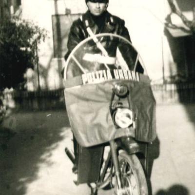 Immagine dell'Agente scelto Salavatori Giovanni in sella alla moto in uso ai Vigili Urbani dotata di parabrezza con la scritta Polizia Urbana  