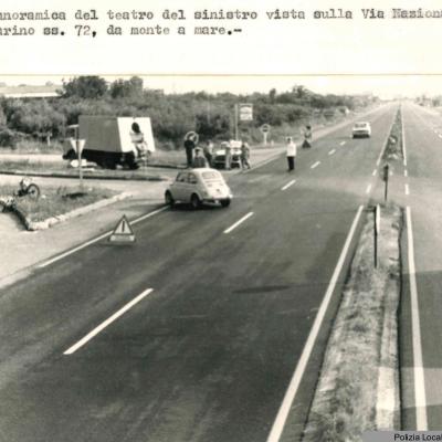 foto del'intersezione strada Consolare San Marino con la vecchia Consolare San Marino. Al centro dell'intersezione alcuni veicoli fermi, della segnaletica a terra per segnalare l'incidente e i Vigili impegnati nei rilievi 