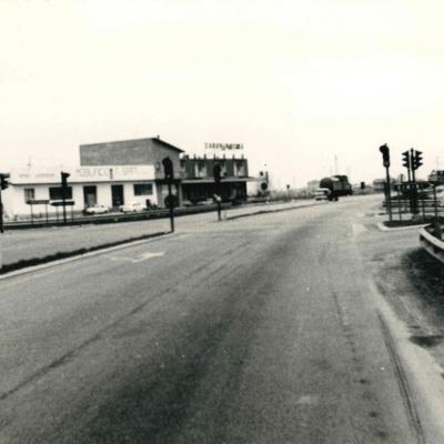 Foto dell'intersezione strada statale 16 all'intersezione con via Covignano direzione Ravenna. Sul lato sinistro si vedono gli edifici dove oggi si trova il negozio Polaris e l'albergo ristorante Filiberto ( 1967 )    