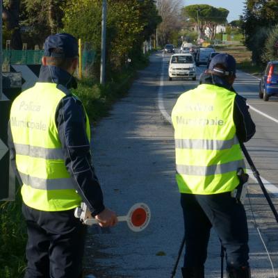 Operatore della Polizia Municipale utilizzano telelaser Ultralyte per il controllo della velocità in via Coriano.