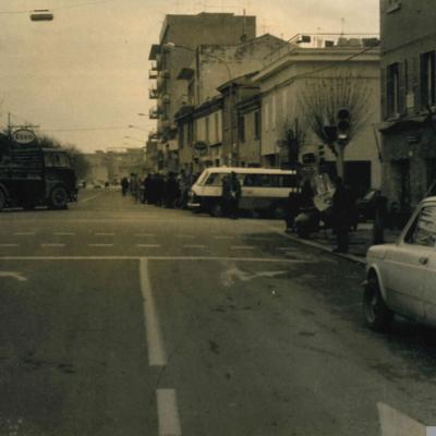 immagine dell'intersezione semaforica tra via XX Settembre, via Flaminia, viale Tripoli e via Gueritti. Al centro dell'incrocio si vede un camion fermo, a destra il mezzo dell'infortunistica dei Vigili. Sul lato destro le case abbinate 