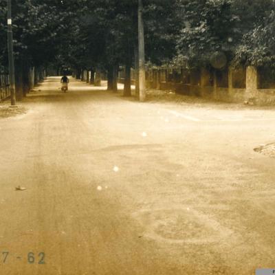foto dell'intersezione viale Mantegazza - viale Dandolo nel 1962. Sul lato destro della carreggiata si vedono gli alberi lungo la via, nell'angolo destro di via Dandolo un traliccio. Al centro della carreggiata una Vespa Piaggio in transito 