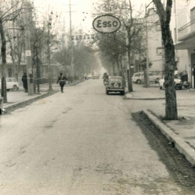 foto dell'intersezione viale Pascoli - via Mariotti - viale Praga (1963). Sul lato destro si vede un distributore di benzina Esso, ai lati della strada vi vedono delle auto in sosta, all'altezza di via Praga il Vigile intento al rilievo del sinistro  