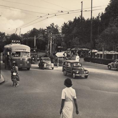 1952. Largo Vespucci con spartitraffico e indicazione stradale per la fiera internazionale di Rimini. Al centro dell'intersezione un Vigile, a sinistra della fotografia, il filobus targato. Sullo sfondo viale Principe Amedo 1001
