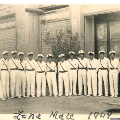 Foto di gruppo dei Vigili estivi della Zona Mare nel 1949 davanti al loro Ufficio. Sulla foto, con una stilografica, vi è la scritta "Vigili Zona Mare 1949". Tra le guardie è riconoscibile il Comandante Romeo Neri 